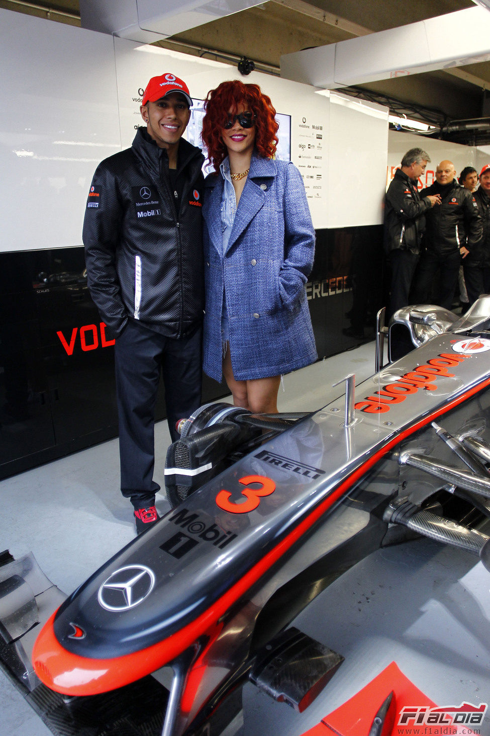 Rihanna y Lewis Hamilton en el box de McLaren