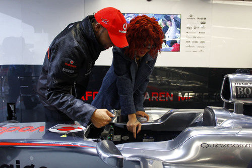 Hamilton le enseña su monoplaza a Rihanna en el GP de Canadá 2011
