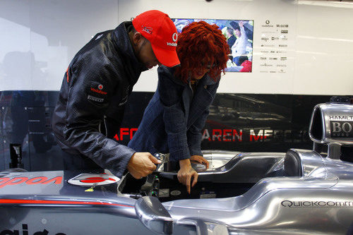 Hamilton le enseña su monoplaza a Rihanna en el GP de Canadá 2011