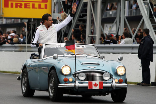Adrian Sutil saluda al público del GP de Canadá 2011