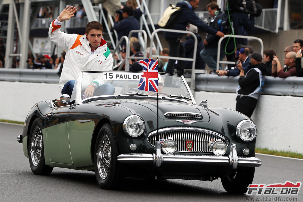 Paul di Resta saluda al público del GP de Canadá 2011