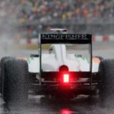 El Force India despeja el agua a su paso