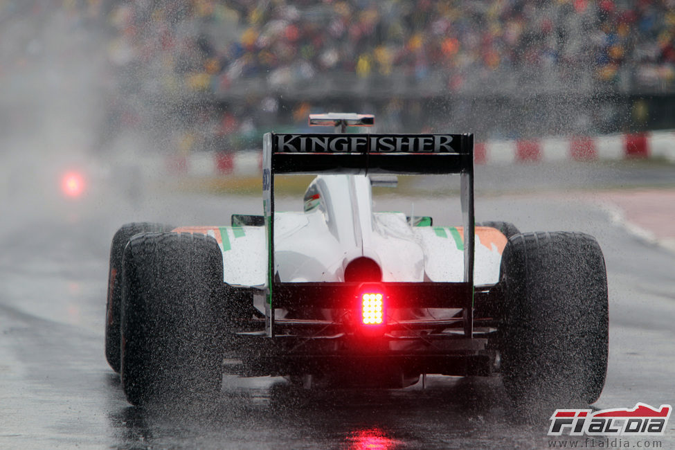 El Force India despeja el agua a su paso