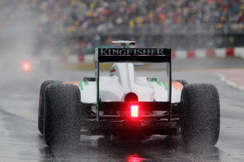 El Force India despeja el agua a su paso