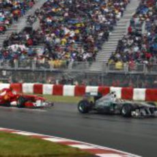 Nico Rosberg por delante de Fernando Alonso en Canadá 2011