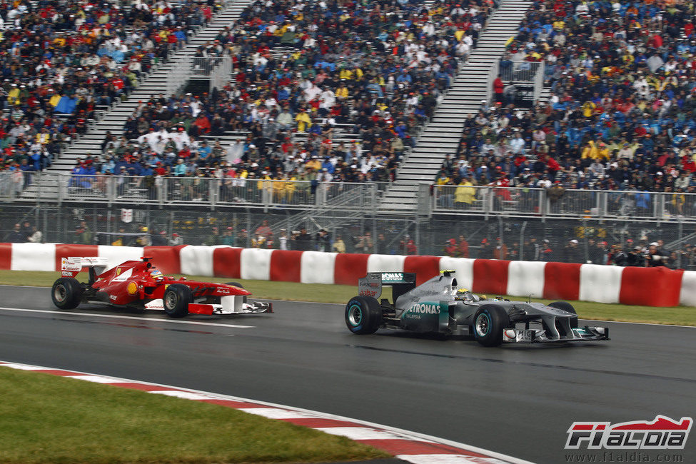 Nico Rosberg por delante de Fernando Alonso en Canadá 2011