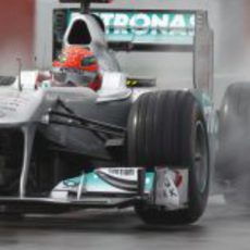 Michael Schumacher rozó el podio bajo la lluvia en Canadá 2011