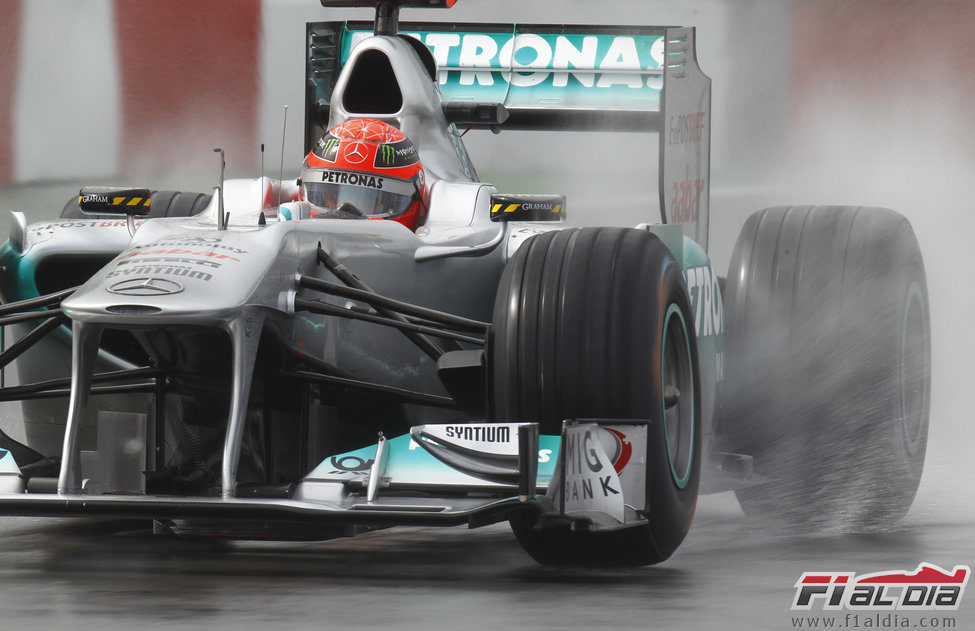Michael Schumacher rozó el podio bajo la lluvia en Canadá 2011