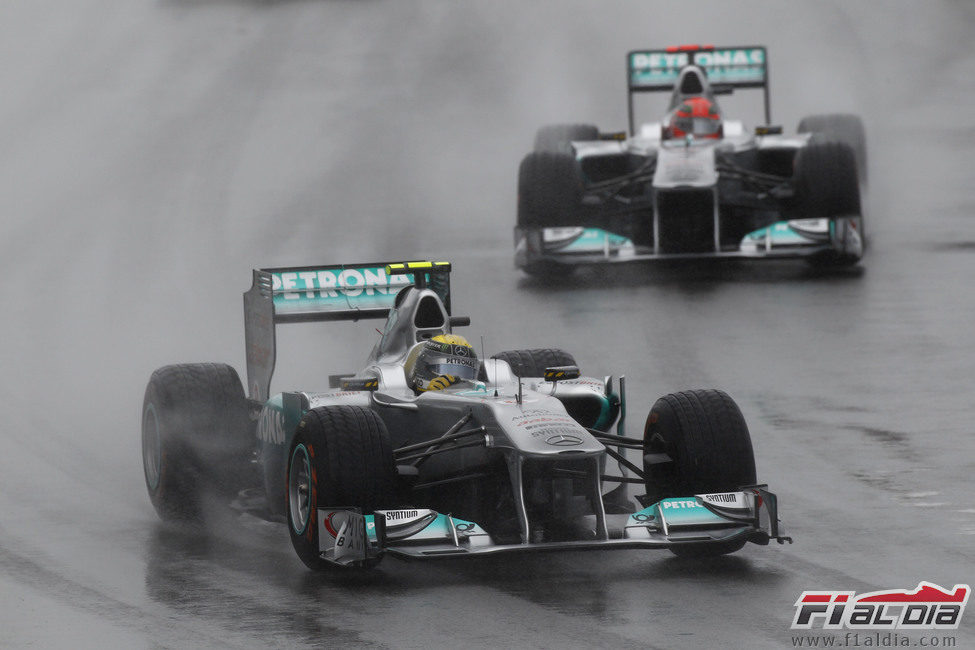 Los pilotos de Mercedes sobre el mojado asfalto de Canadá 2011