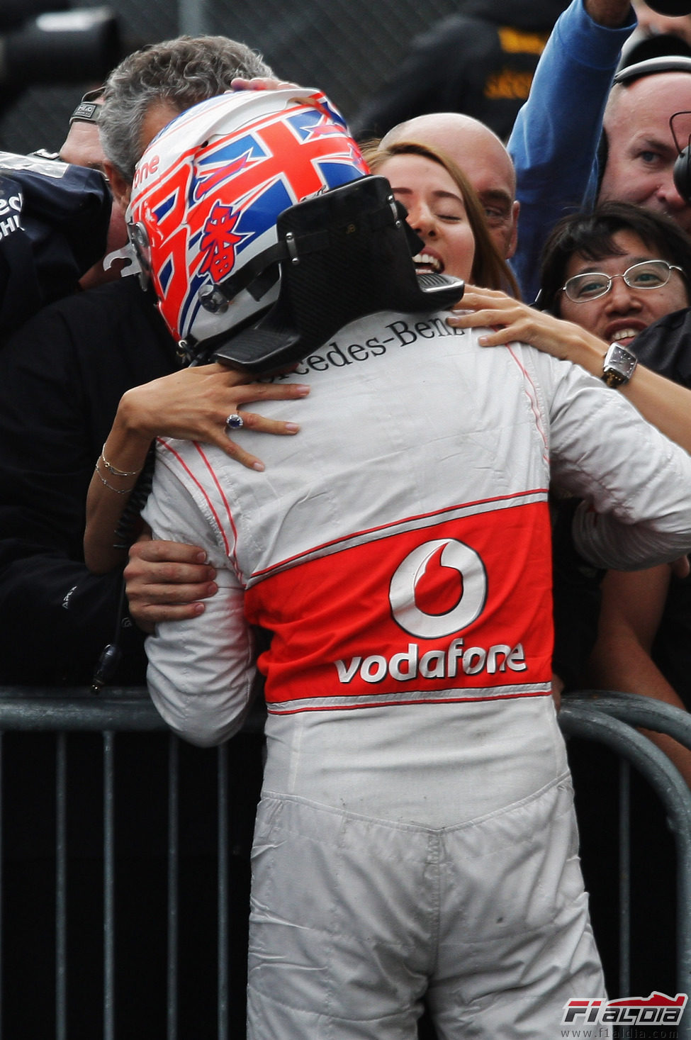 Button abraza a su novia tras su victoria en el GP de Canadá 2011