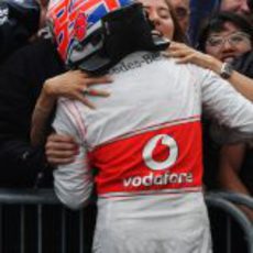 Button abraza a su novia tras su victoria en el GP de Canadá 2011