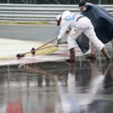 Los operarios retiran el agua del asfalto de Montreal