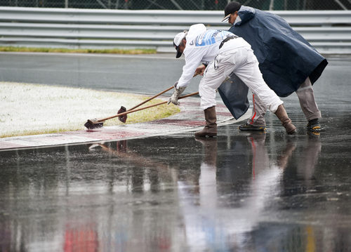 Los operarios retiran el agua del asfalto de Montreal