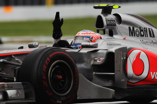 Button celebra su victoria en Canadá 2011