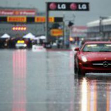 Otro Mercedes-Benz SLS AMG sobre el asfalto mojado de Canadá 2011