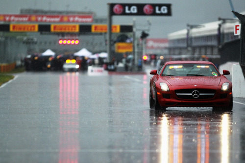 Otro Mercedes-Benz SLS AMG sobre el asfalto mojado de Canadá 2011