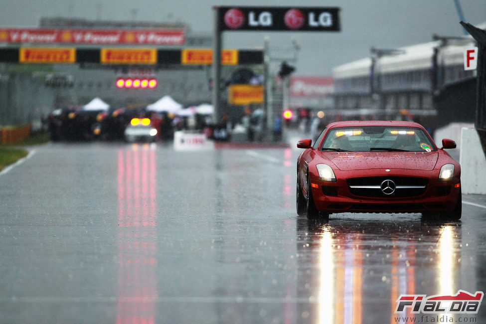 Otro Mercedes-Benz SLS AMG sobre el asfalto mojado de Canadá 2011