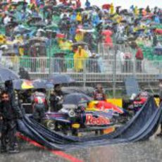 El Red Bull de Vettel completamente empapado en la parrilla del GP de Canadá 2011