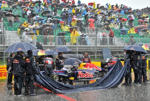 El Red Bull de Vettel completamente empapado en la parrilla del GP de Canadá 2011