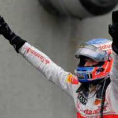 Jenson Button levanta los brazos tras ganar el GP de Canadá 2011