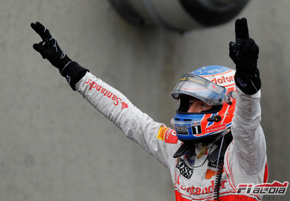 Jenson Button levanta los brazos tras ganar el GP de Canadá 2011