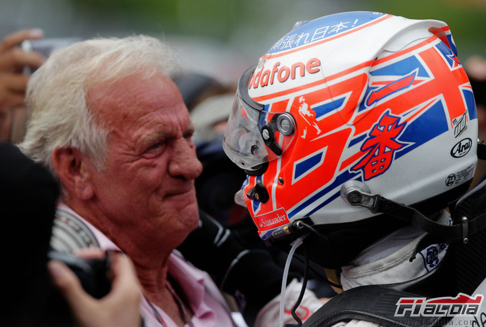 Button se abraza con su padre en el GP de Canadá 2011