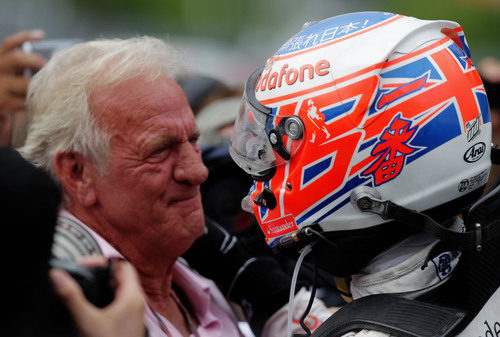 Button se abraza con su padre en el GP de Canadá 2011
