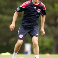 Sebastian Vettel con el balón en el campo de fútbol