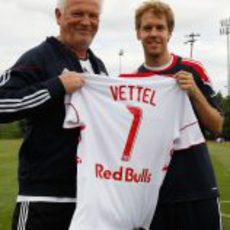 Hans Backe le entrega una camiseta con su nombre a Vettel