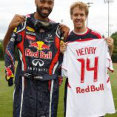 Henry con el mono de RBR y Vettel con la camiseta de los New York Red Bulls