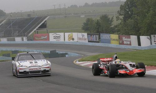 Stewart y Hamilton rodaron primero con sus propios coches