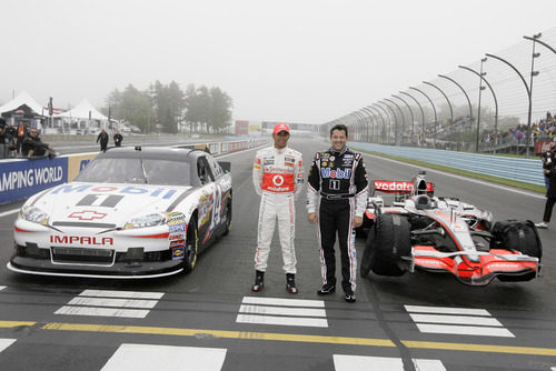 Lewis Hamilton y Tony Stewart intercambian sus coches en Watkins Glen