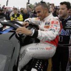 Lewis Hamilton se sube al coche de la NASCAR