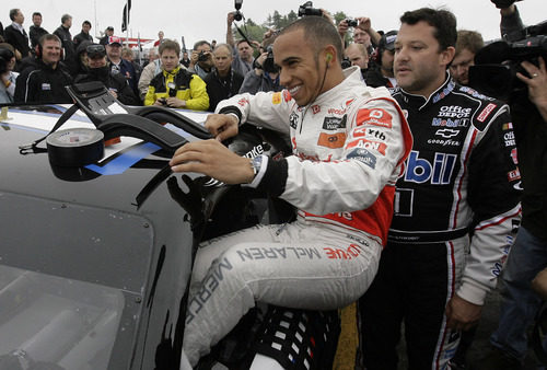 Lewis Hamilton se sube al coche de la NASCAR