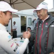 Kobayashi recibe la felicitación de su jefe tras el GP de Canadá 2011