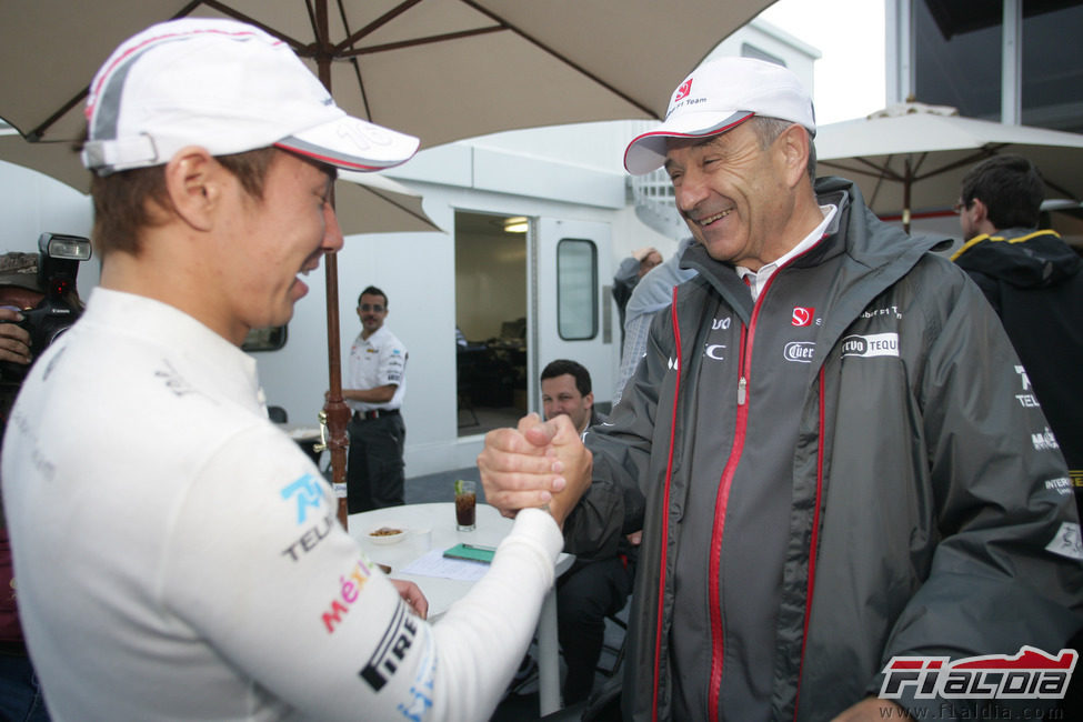 Kobayashi recibe la felicitación de su jefe tras el GP de Canadá 2011