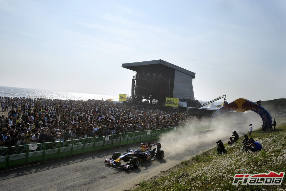 Buemi quema rueda en la costa japonesa