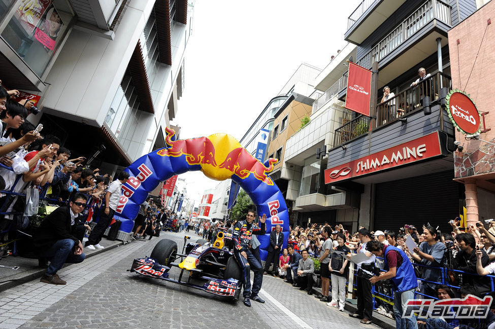 Buemi posa para los fotógrafos en las calles de Japón