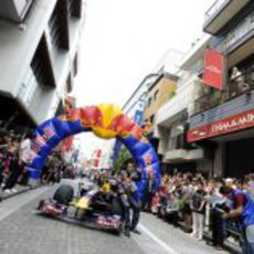 Buemi posa para los fotógrafos en las calles de Japón