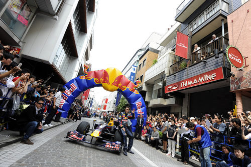 Buemi posa para los fotógrafos en las calles de Japón