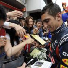 Buemi firma autógrafos a los aficionados japoneses