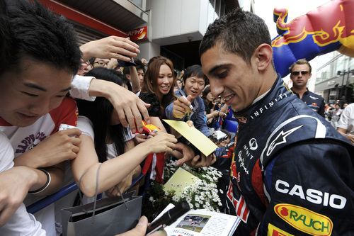 Buemi firma autógrafos a los aficionados japoneses