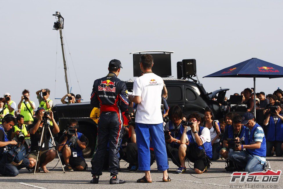 Sébastien Buemi atiende a la prensa gráfica local