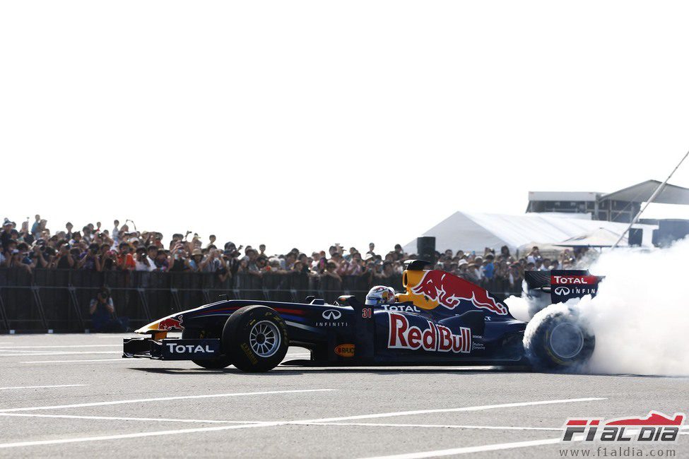 Buemi quema rueda con el RB5 en Japón