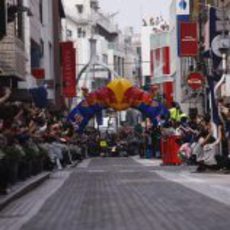 Sébastien Buemi rueda por las calles de Japón