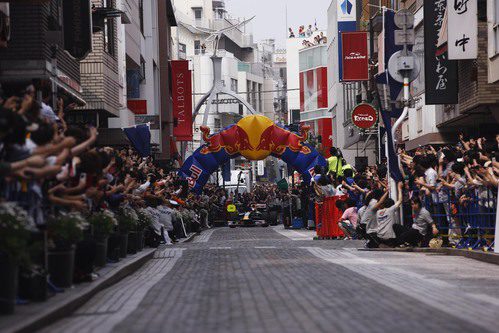 Sébastien Buemi rueda por las calles de Japón