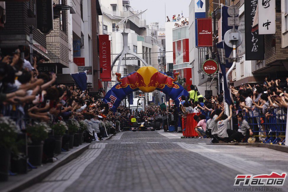 Sébastien Buemi rueda por las calles de Japón