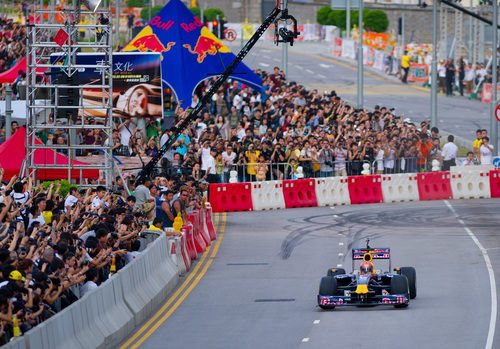 Muchos aficionados de Hong Kong animan a Alguersuari