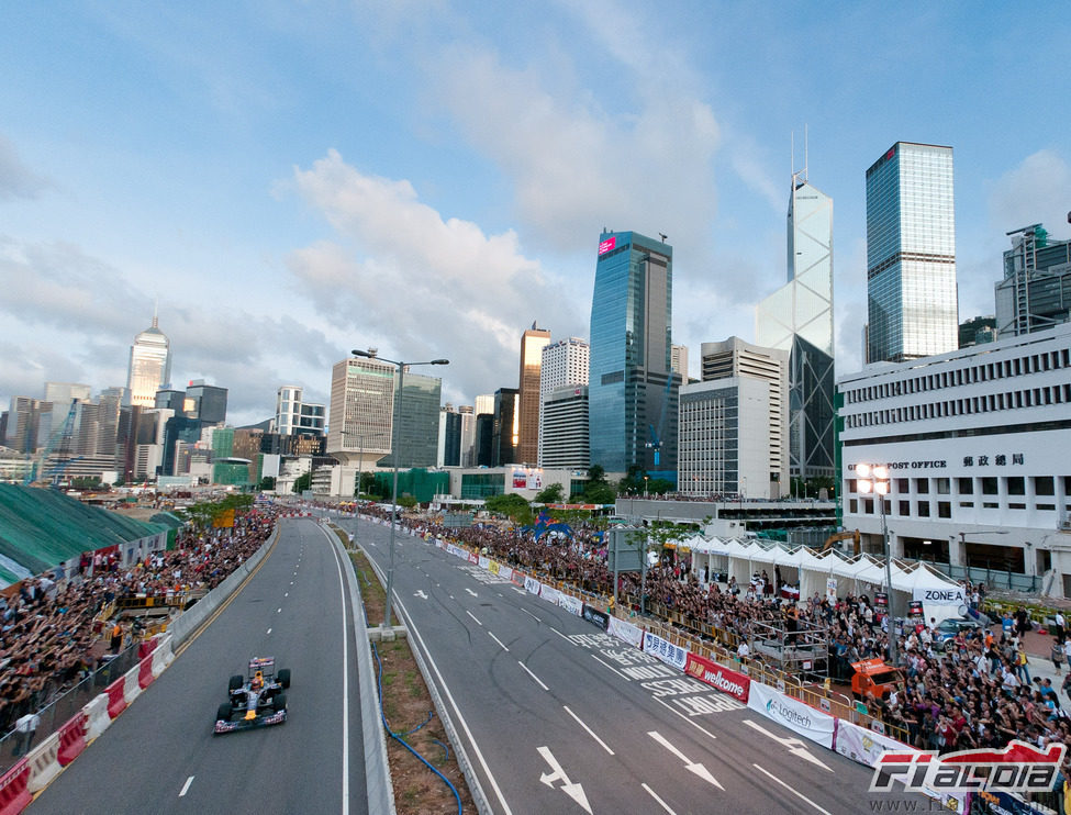 Alguersuari rueda por las autopistas de Hong Kong