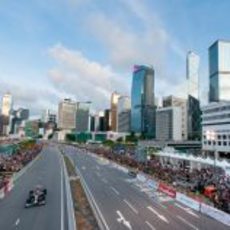 Alguersuari rueda por las autopistas de Hong Kong